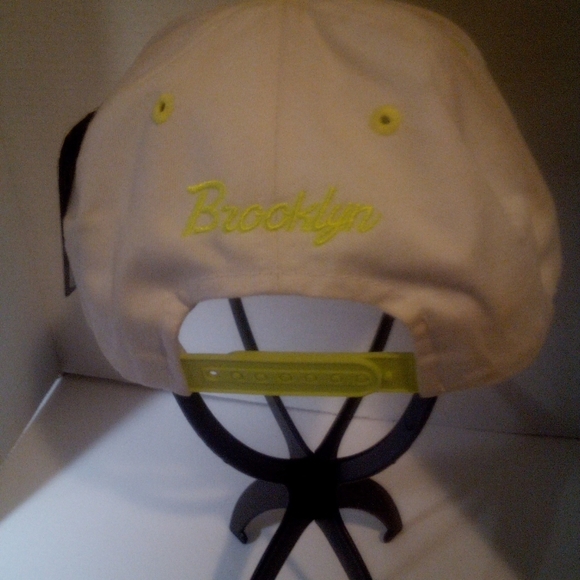 50%off BROOKLYN ORIGINAL SNAPBACK CAP LIME GREEN VISOR AND INSIGNIA DISPLAY I… - Picture 5 of 8